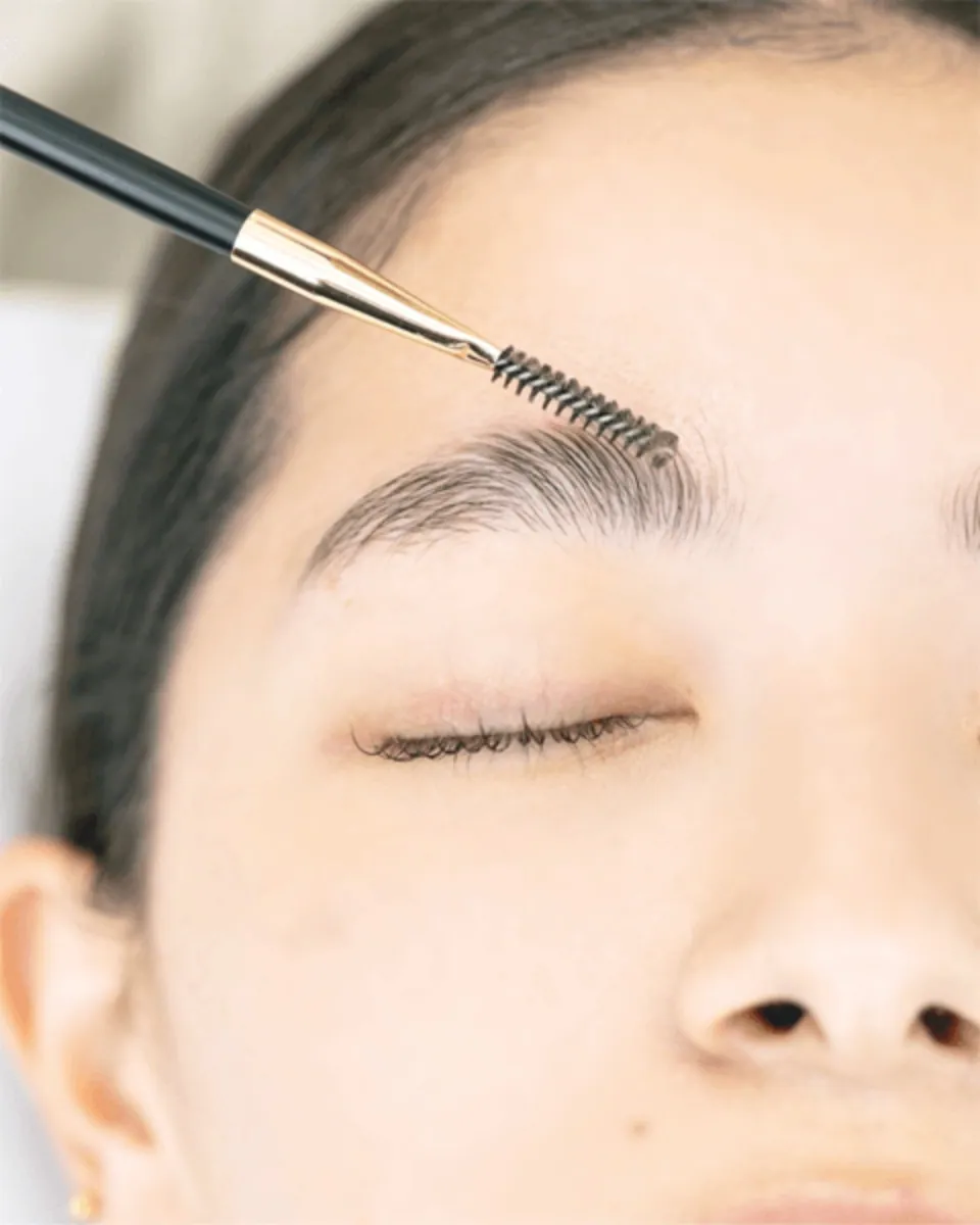 4Dアートメイクを入れる前に毛流れを整える。 1