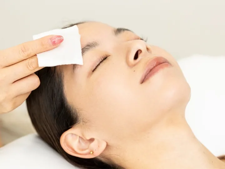 事前に眉に付着している汚れやホコリを精製水で丁寧にふき取ります。