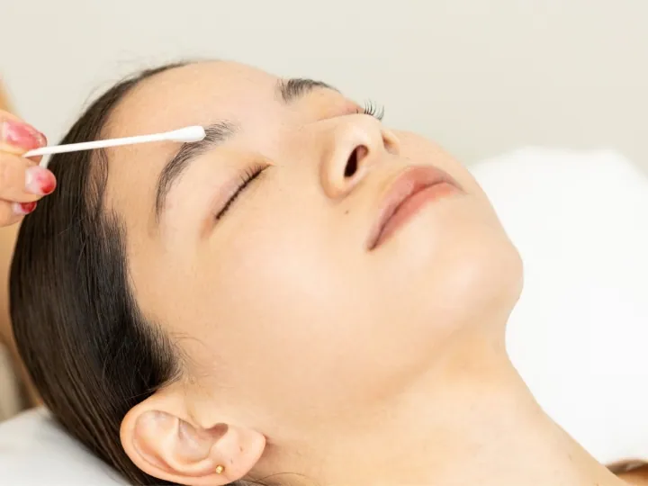 眉毛をやわらかくする為、クリーム（1液）を眉周り・眉の中に塗布します。