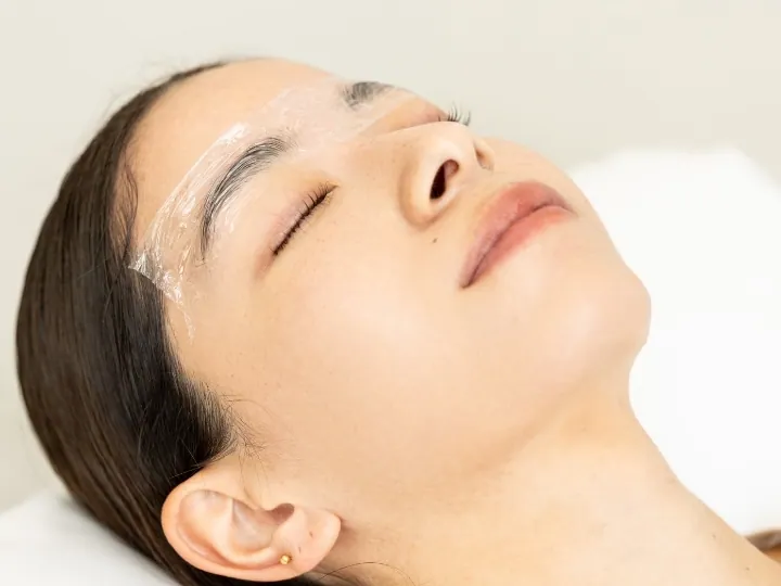 クリーム（1液）を定着させる為にラップを付けて放置します。