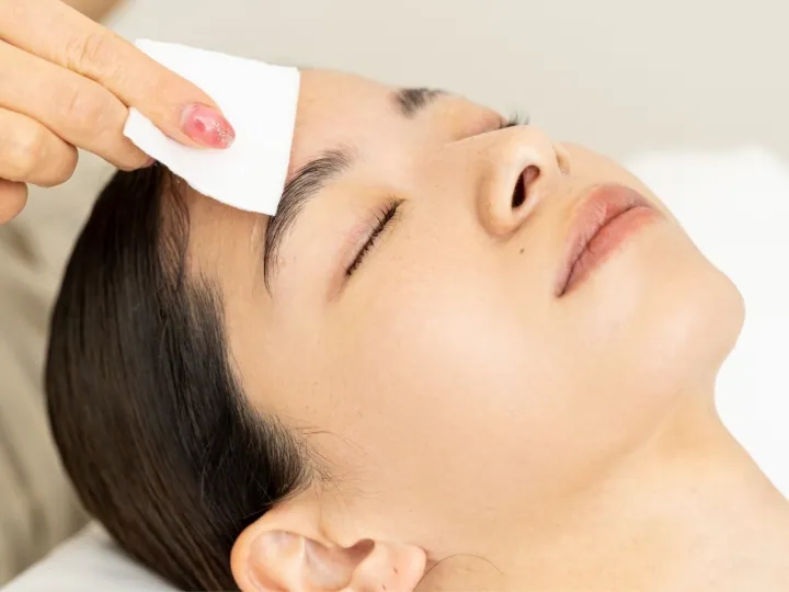 クリーム（1液）をキレイにふき取ります。