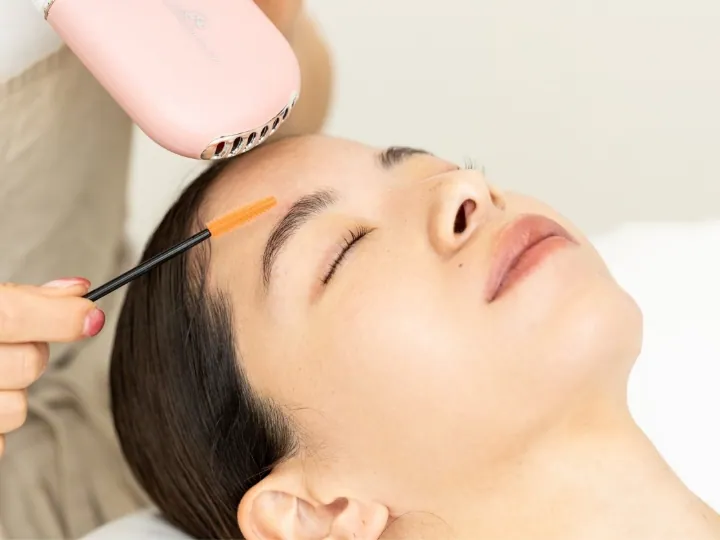 眉を1本1本整えながら丁寧に乾かします。