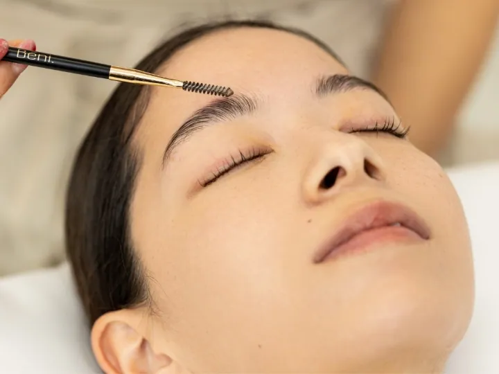 柔らかくなった眉毛の毛流れをキレイに整えます。