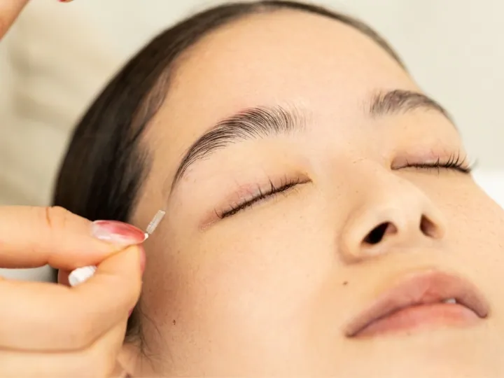 眉尻の流れが美しさの重要ポイントなので、細部まで丁寧に毛流れを整えます。