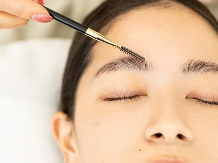 日本人の眉は横向きに生えている事が多いので、立体的で生き生きとした印象の眉にする為、眉頭を斜め上向きに作っていきます。