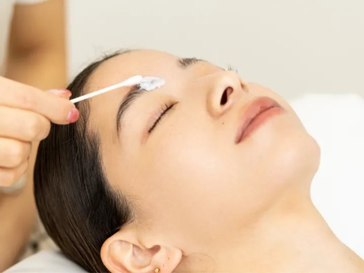 毛流れを固めるためにクリーム（2液）を塗布します。