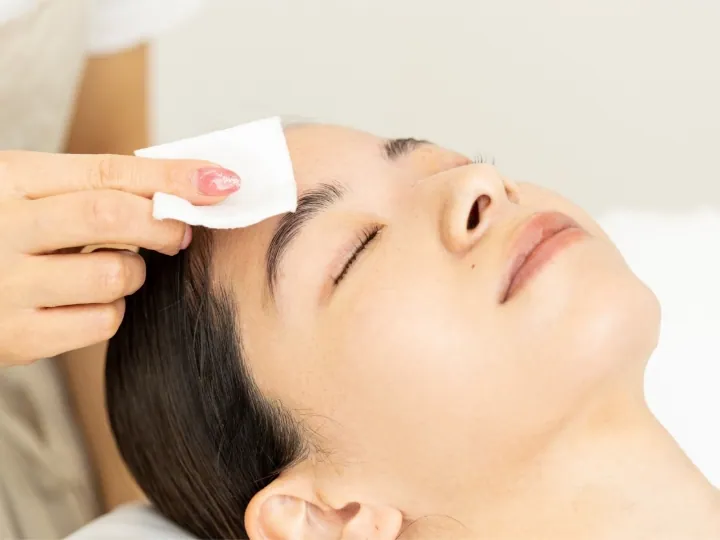 眉周りも拭き取り残りがないように丁寧に拭き取ります。