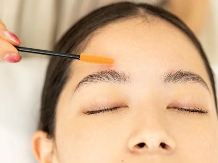 仕上げに専用コームで毛流れを整えて仕上げます。