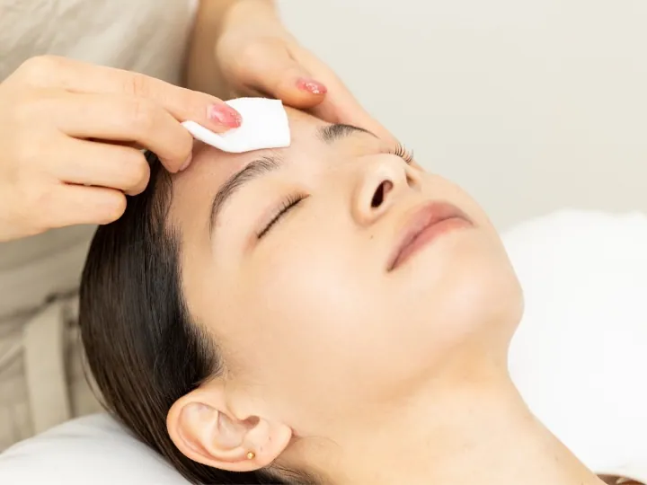 アイブロウワックスの刺激から肌を守るためのケアとして、ファンデーションをしっかり塗ります。