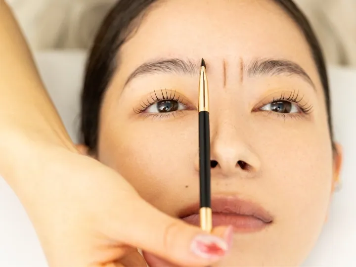 眉頭ポイントを骨格に合わせて測ります。