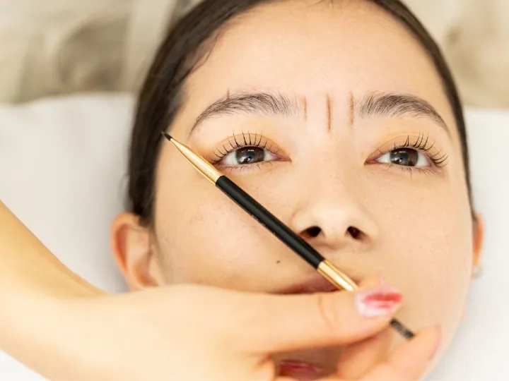 眉の黄金比率に合わせて、眉山・眉尻のポイントを取ります。