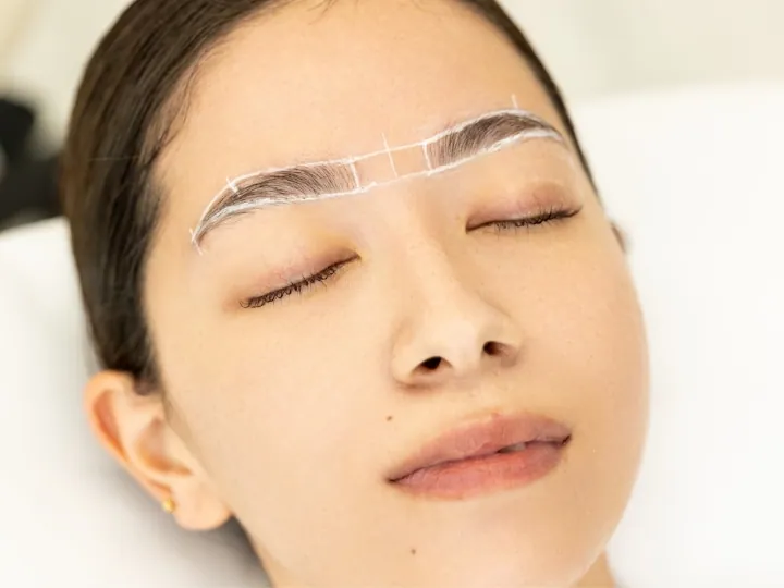 3ポイントと個々の骨格に合わせて、眉デザイン＝アーチを取っていきます。