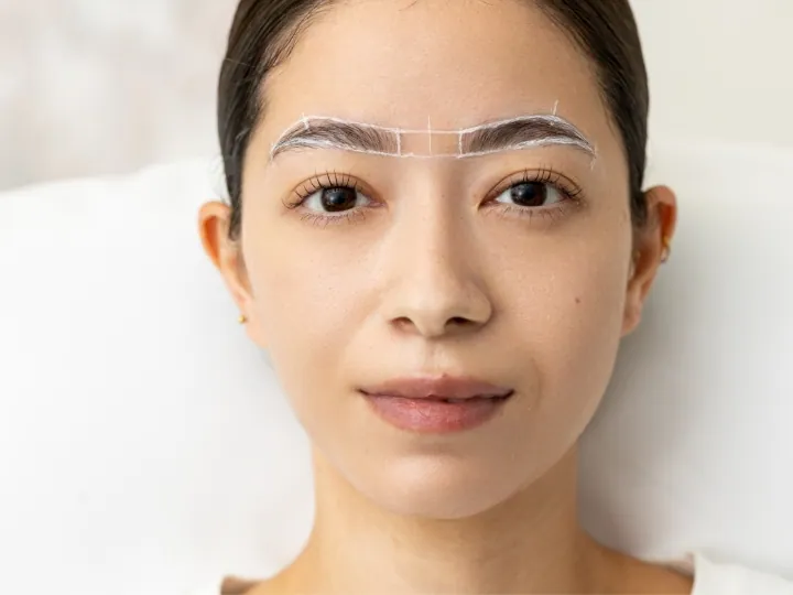 正面から左右を見比べて、ご本人にも確認を取りながら眉の形を最終チェックします。