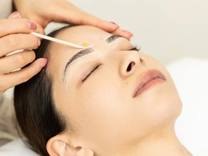 ワックスで無駄な部分の毛をきれいにし、自眉を生かして形を創ります。