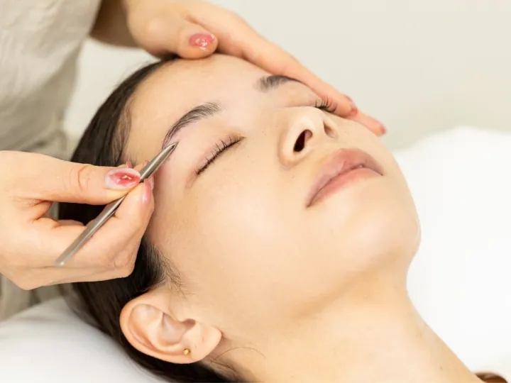 ワックス脱毛後、眉ラインを細かくチェックし細部までしっかり整えます。