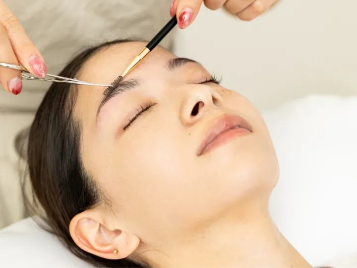 眉アーチに合わせて眉をカットし整えます。毛流れだけでも美しいアーチが表現できます。