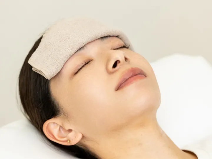 ワックス脱毛は肌に刺激を与えますので、必ず冷やしタオルでクールダウンします。