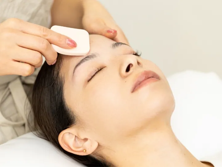 ワックス脱毛した後、赤みが残る部分にはコンシーラーとパウダーファンデーションでケアします。