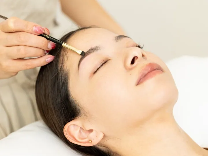 パウダーとペンシルで自眉の足りない部分を補います。