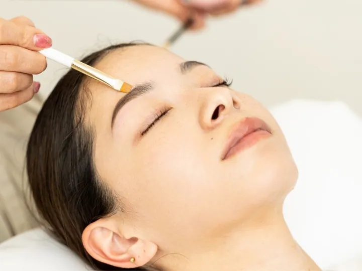 ハイライトペンシルで眉が一層際立つようにメイクし、アイブロウジェルで毛流れを整えます。