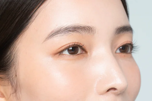 すっぴんでも美しい目元