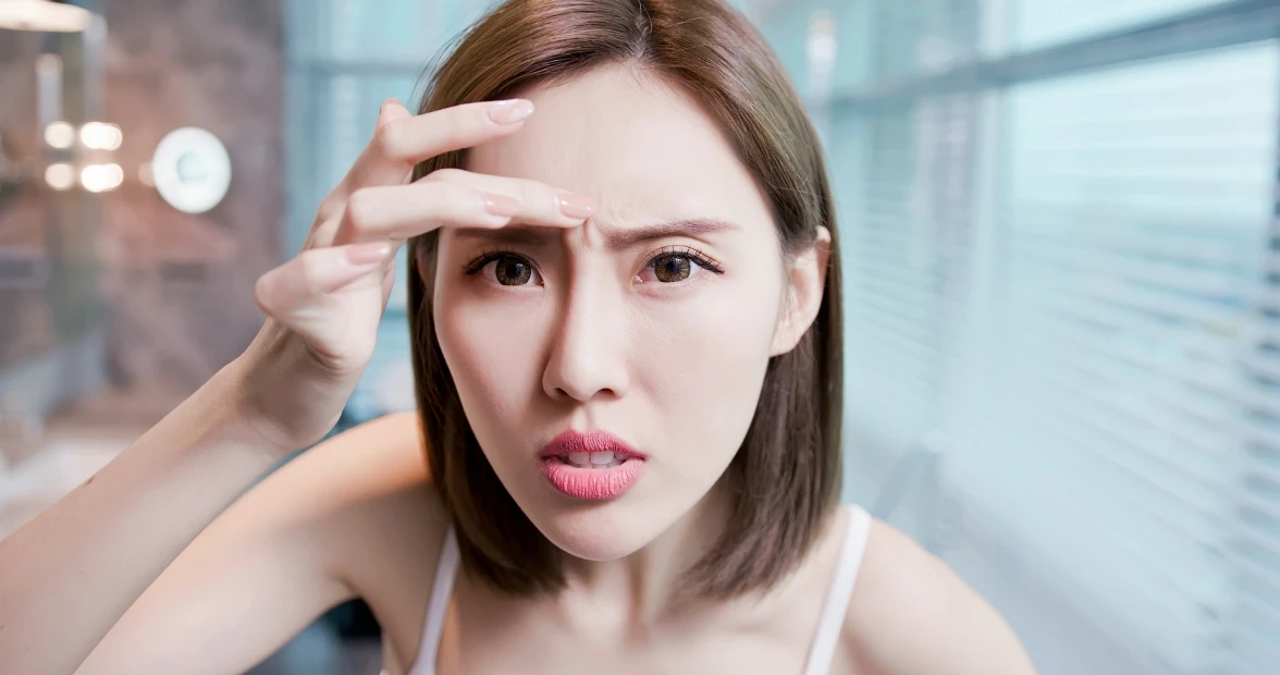 眉間やおでこのしわは、実は“筋肉”が原因です。